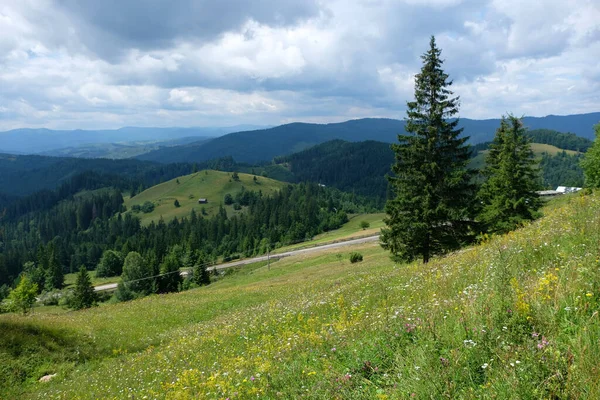 Красивый Пейзаж Горами Голубым Небом — стоковое фото