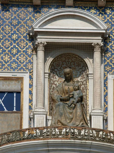 Die Statue Des Gebäudes Der Stadt Barcelona — Stockfoto