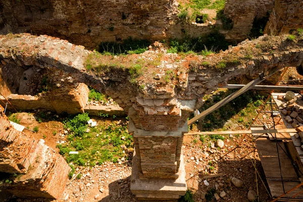 Zerbröckelnder Alter Ziegelturm Und Festungsmauern Gemauerte Alte Bögen Aus Rotem — Stockfoto