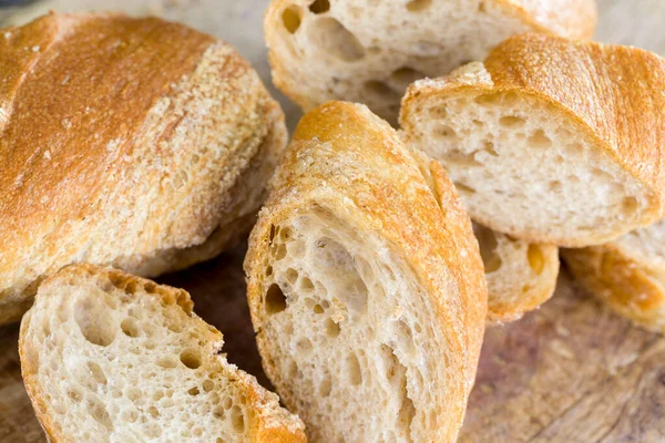 Baguette Ligero Harina Centeno Primer Plano Los Alimentos Tabla Cortar —  Fotos de Stock