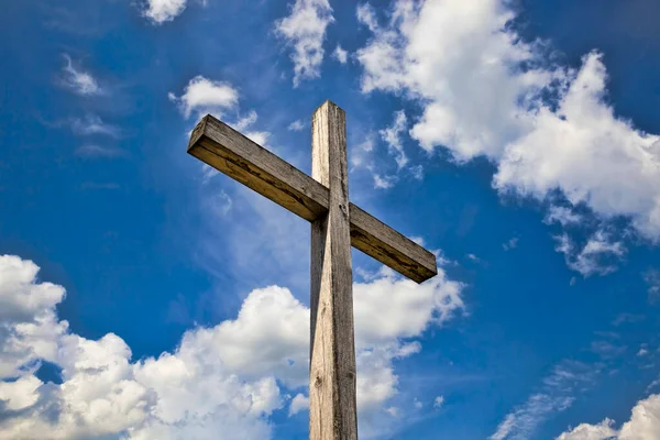Starý Dřevěný Křesťanský Kříž Proti Modré Obloze Bílé Mraky Slunečném — Stock fotografie