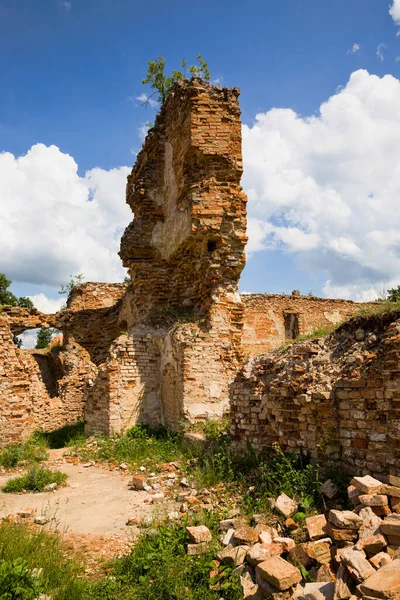 Baufällig Mit Schlaglöchern Alter Ziegelturm Der Festung Des Gebäudes Aus — Stockfoto