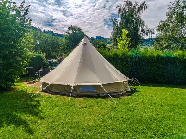 緑の芝生の上でドイツのキャンプ場で伝統的なインドのティーピーテント — ストック写真