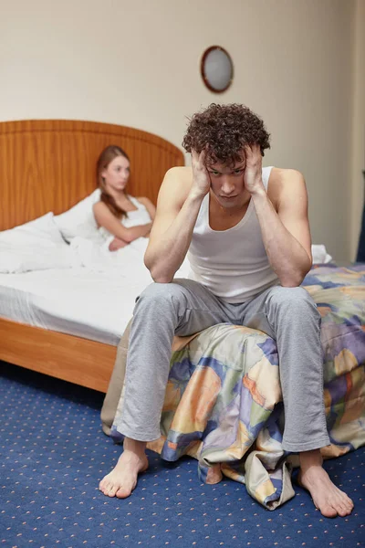 Problèmes Familiaux Jeune Couple Dispute Dans Chambre Coucher Maison Conflit — Photo