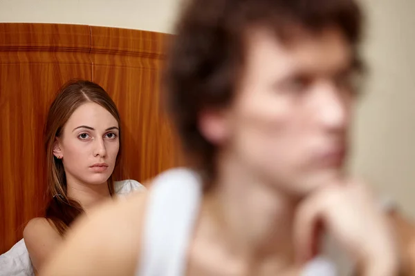家庭问题 这对年轻夫妇在家里的卧室里吵架 家庭冲突 对妇女的选择性关注 — 图库照片