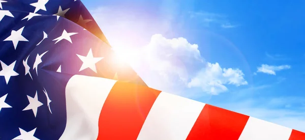 黎明的天空背景上挂着美国国旗 顶部视图 文本复制空间 — 图库照片