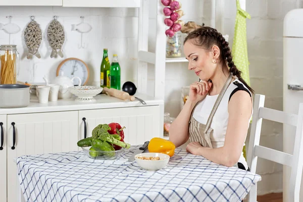 Junge Frau Schürze Kocht Gesunde Lebensmittel Der Küche — Stockfoto