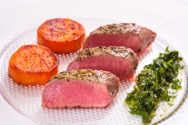 Roze Zeldzaam Vlees Van Lamsvlees Met Zoete Aardappel Parsil Pesto — Stockfoto