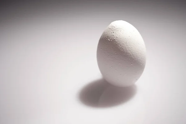 Siyah Arka Planda Beyaz Tavuk Yumurtası Stok Fotoğraf