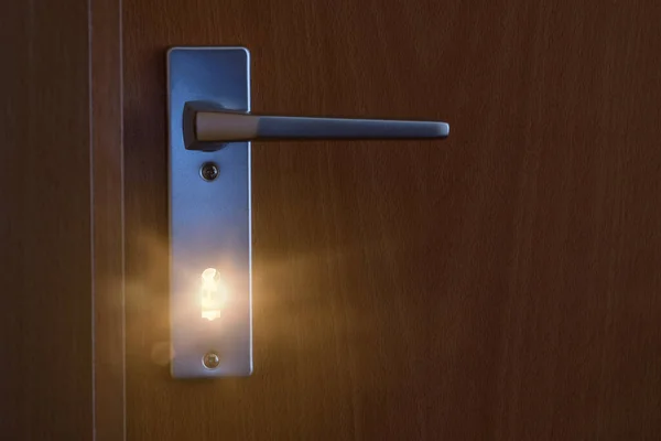 Licht Durch Ein Schlüsselloch Einer Tür Als Symbol — Stockfoto