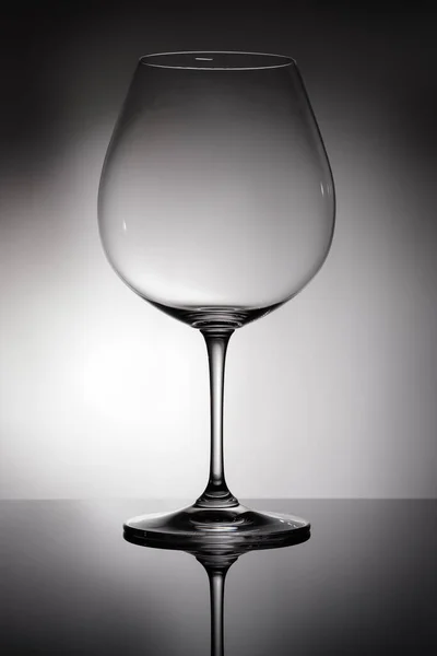 Tomt Glas Med Reflektion Svart Bakgrund — Stockfoto