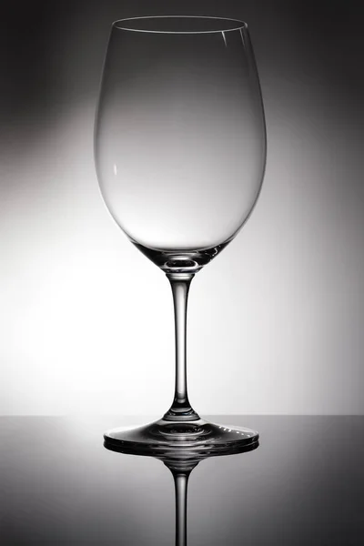 Leeg Glas Met Reflectie Een Zwarte Achtergrond — Stockfoto