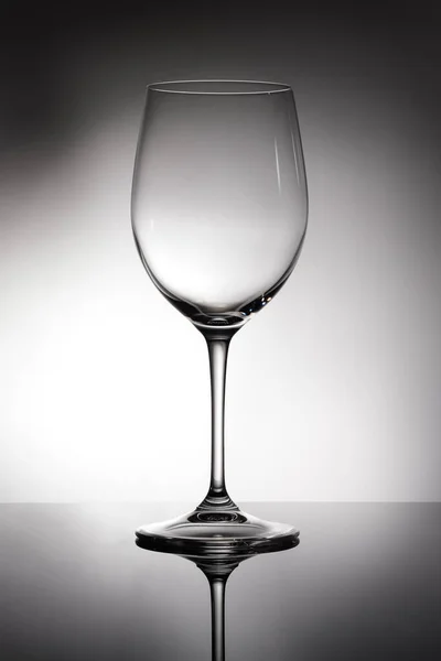 Copo Vazio Para Vinho Branco Chardonnay Volta Iluminado Preto Branco — Fotografia de Stock