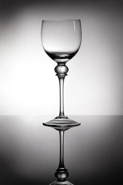 Siyah Arka Planda Boş Şarap Kadehleri — Stok fotoğraf