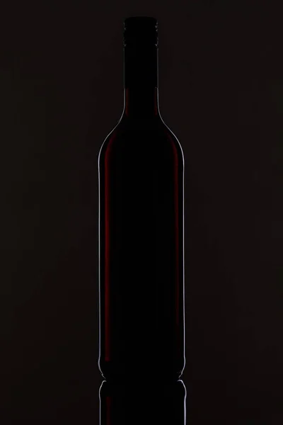 Siyah Arka Planda Kırmızı Şarap Şişesi — Stok fotoğraf