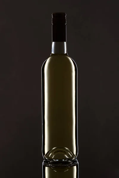Botella Vacía Vino Negro Sobre Fondo Oscuro —  Fotos de Stock