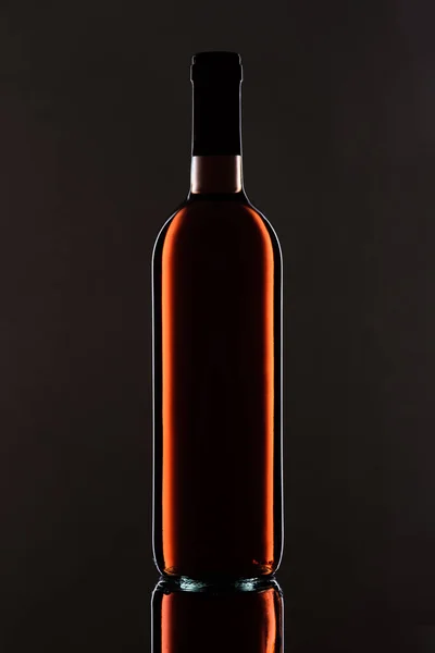 Botella Con Reflejo Luz Vino Rosa Fondo Negro —  Fotos de Stock
