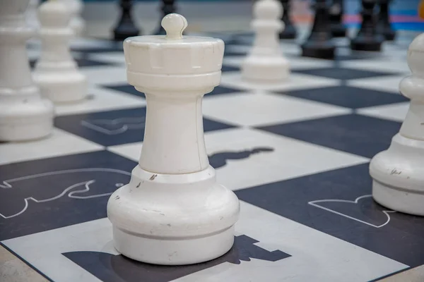 Μανεκέν Από Παιχνίδι Σκάκι Μαύρο Και Άσπρο Τετράγωνα — Φωτογραφία Αρχείου