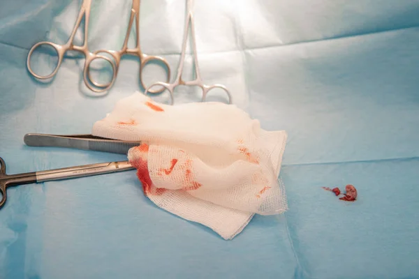 Ameliyat Sırasında Ameliyat Masasında Cerrahi Aletler Vardı — Stok fotoğraf