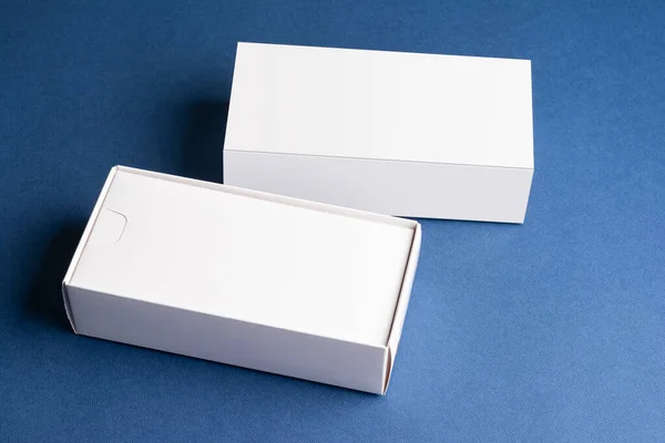 智能手机在蓝色表面上拔出盒子 为您的设计准备了可编辑的模拟模板 — 图库照片