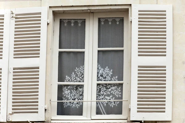 Окно Старого Дома Белой Стеной — стоковое фото