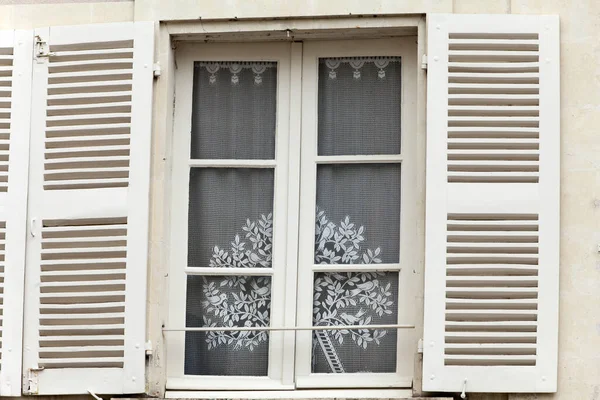 Raam Van Een Oud Huis Met Een Witte Muur — Stockfoto