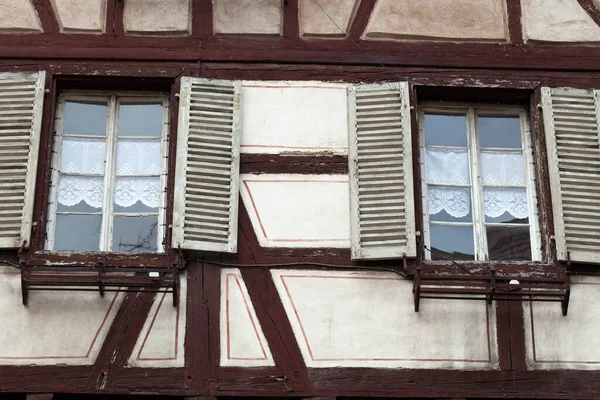 Şehirdeki Eski Pencere — Stok fotoğraf