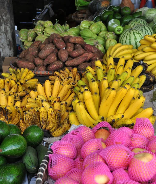 Frisches Obst Und Gemüse Auf Dem Markt — Stockfoto