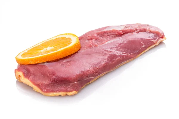 Nyers Kacsamell Baromfi Egy Szelet Narancssárga Gyümölcs Fehér Izolált — Stock Fotó