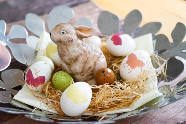 彩色艳丽的复活节彩蛋 由真正的蛋壳制成 一只兔子在装饰碗里 — 图库照片