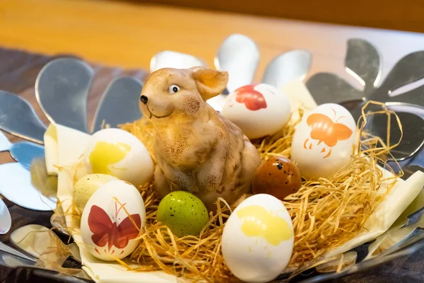 Красочные Пасхальные Яйца Настоящих Яиц Кроликом Декоративной Миске — стоковое фото
