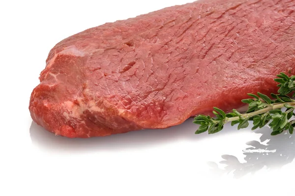 Steak Bœuf Cru Romarin Persil Isolé Sur Fond Blanc — Photo