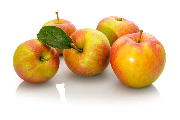 Äpplen Med Gröna Blad Och Vattendroppar Vita Isolerade — Stockfoto
