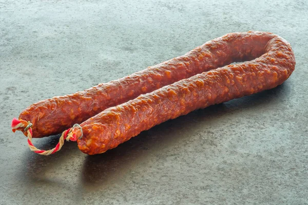 Salsicha Fumada Uma Tábua Madeira — Fotografia de Stock