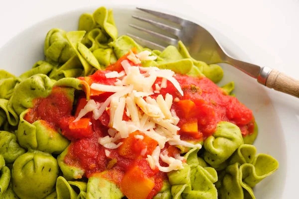 Queso Scarmoza Salsa Tomate Pasta Fagottini Verde Tenedor — Foto de Stock
