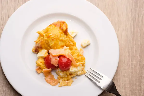Omelett Met Gerookte Zalm Tomaten Feta Kaas Als Bovenaanzicht — Stockfoto