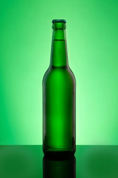 绿色啤酒瓶 瓶盖垂直 背光式 — 图库照片