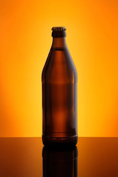 Botella Cerveza Sobre Fondo Marrón — Foto de Stock