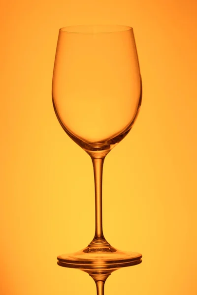 Copo Vinho Branco Para Chardonnay Burdundy Vazio Laranja Volta Iluminado — Fotografia de Stock