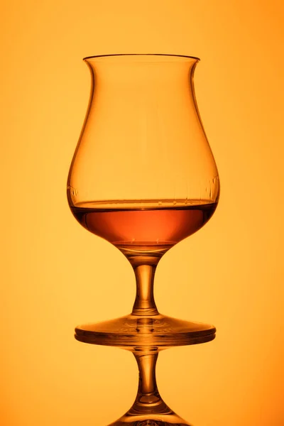 Glas Met Sinaasappel Whisky Achteraan Verlicht Met Reflectie — Stockfoto