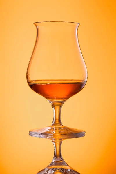 Skotská Whisky Čistým Sladem Sklenici Zadním Světle — Stock fotografie