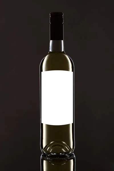 Siyah Üzerine Beyaz Şarap Şişesi Mesaj Için Boş Etiket — Stok fotoğraf