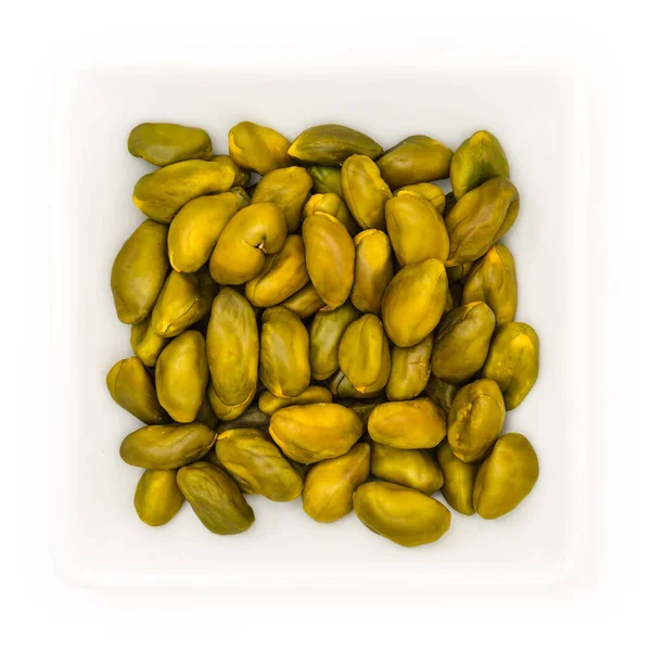 白い背景のボウルに緑のエンドウ豆 — ストック写真