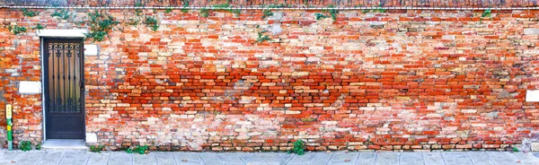 Tegelvägg Med Röda Och Orange Tegelstenar — Stockfoto