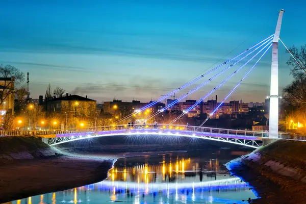 Puente Sobre Río Iluminado Con Luces Brillantes Por Noche — Foto de Stock