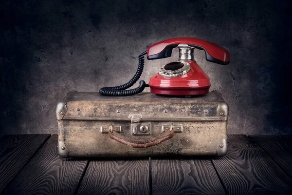 Старый Чемодан Телефоном Деревянном Полу Темном Фоне — стоковое фото