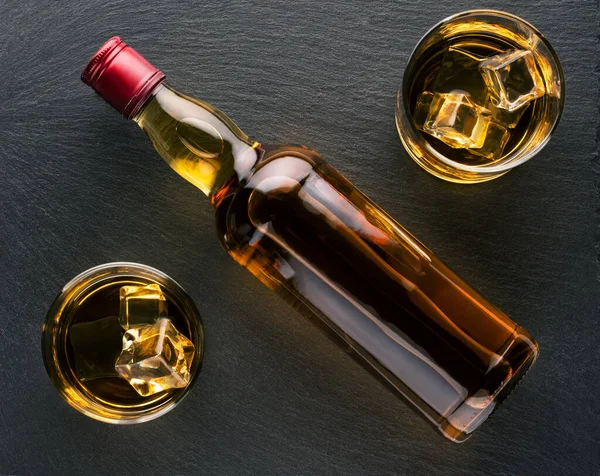 Une Bouteille Whisky Entre Deux Verres Sur Panneau Graphite — Photo