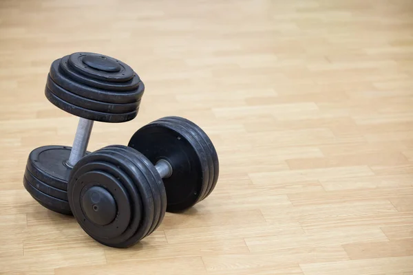 Antecedentes Sobre Tema Del Deporte Con Mancuernas Suelo Del Gimnasio — Foto de Stock