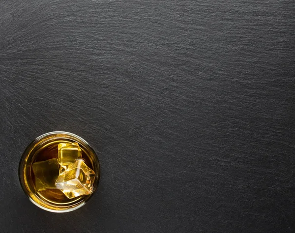 Vaso Whisky Con Hielo Sobre Fondo Negro Disparado Desde Arriba —  Fotos de Stock