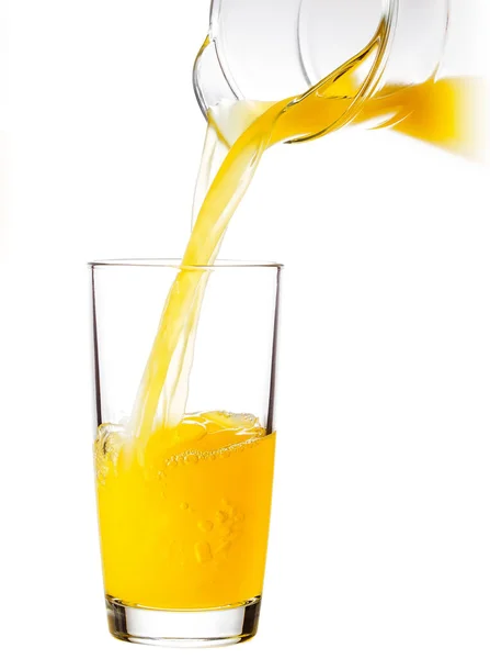 Jus Orange Versé Dans Verre Partir Une Cruche Isolée Sur — Photo